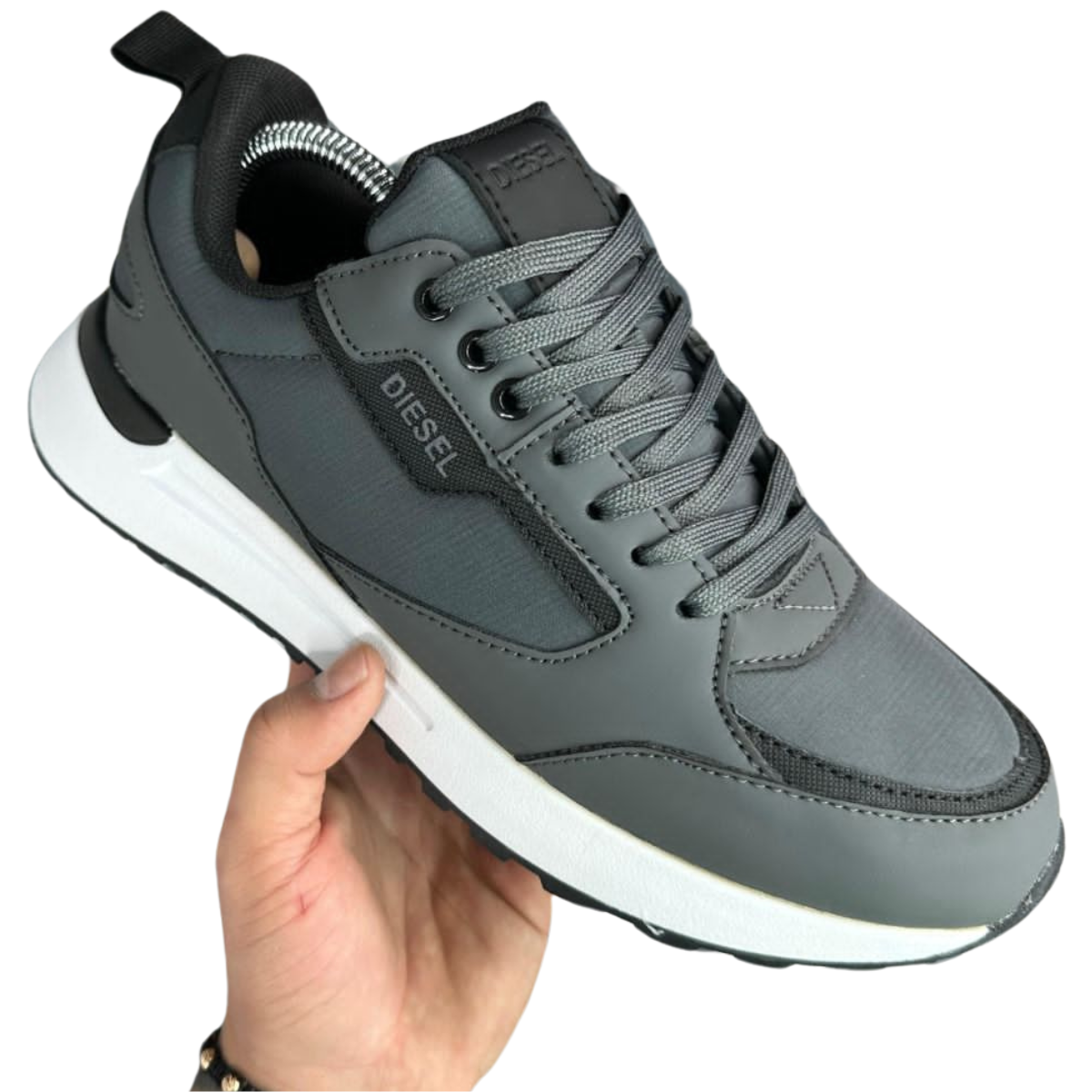 DIESEL TENIS HOMBRE: Encuentra el Mejor Estilo En Onlineshoppingcenterg, sabemos que estás buscando los mejores DIESEL TENIS HOMBRE para completar tu estilo. Ya sea que busques algo moderno, clásico o de la última colección, estamos aquí para ayudarte a encontrar el par perfecto. En este artículo, te brindaremos toda la información que necesitas para tomar una decisión de compra informada y acertada.  ¿Por qué Elegir DIESEL TENIS HOMBRE? Calidad y Diseño Los DIESEL TENIS HOMBRE son conocidos por su alta calidad y diseño innovador. Cada par está hecho con materiales duraderos y ofrece un confort excepcional, lo que los hace perfectos para el uso diario. Además, su estilo único te permitirá destacar y complementar cualquier atuendo.  Variedad de Estilos En nuestra tienda, encontrarás una amplia variedad de zapatillas diesel y tenis diesel para hombre. Ya sea que prefieras un look casual, deportivo o elegante, tenemos algo para cada gusto y ocasión. Además, contamos con las colecciones más recientes, incluyendo los tenis diesel hombre 2022 y la ultima coleccion tenis diesel.  ¿Cómo Elegir el Par Perfecto? Conoce tus Necesidades Antes de realizar una compra, es importante que sepas qué tipo de DIESEL TENIS HOMBRE necesitas. ¿Buscas algo para el día a día o para ocasiones especiales? ¿Prefieres un diseño clásico o algo más moderno? Definir tus necesidades te ayudará a hacer una elección más acertada.